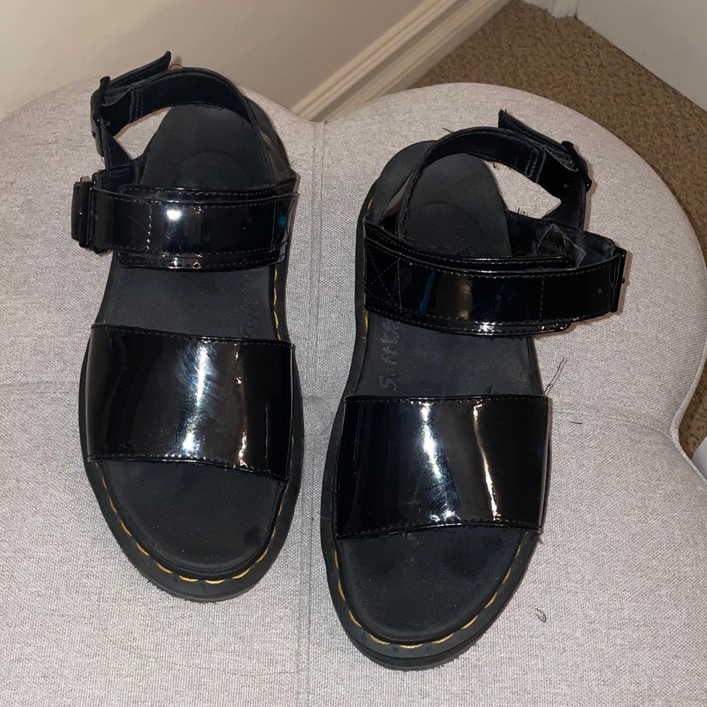 DR. MARTENS VOSS SANDAL BLACK PATENT